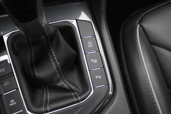 Volkswagen Tiguan 1.5 TSI R-Line Business+ / Trekhaak / Panoramadak / Camera / Leder / 20'' / CarPlay / Virtual Cockpit / Matrix LED / Stoel+Stuurverwarming / Dodehoek / DAB / ACC