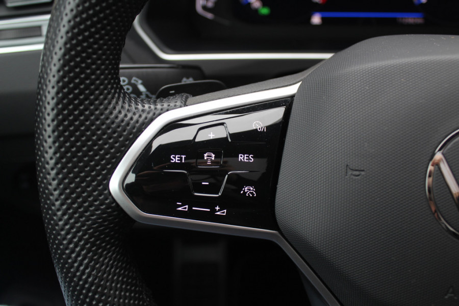 Volkswagen Tiguan 1.5 TSI R-Line Business+ / Trekhaak / Panoramadak / Camera / Leder / 20'' / CarPlay / Virtual Cockpit / Matrix LED / Stoel+Stuurverwarming / Dodehoek / DAB / ACC