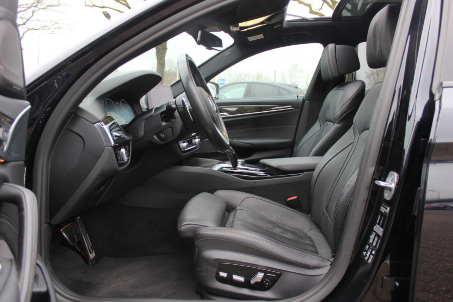 BMW 5 Serie Touring 540i xDrive High Exe. M Sport / Trekhaak / Panoramadak / 360Camera / Head-up / Leder / 19'' / Harman Kardon / CarPlay / Stoelventilatie / Stuur+Stoelverwarming / 4zone / Dodehoek / DAB / ACC