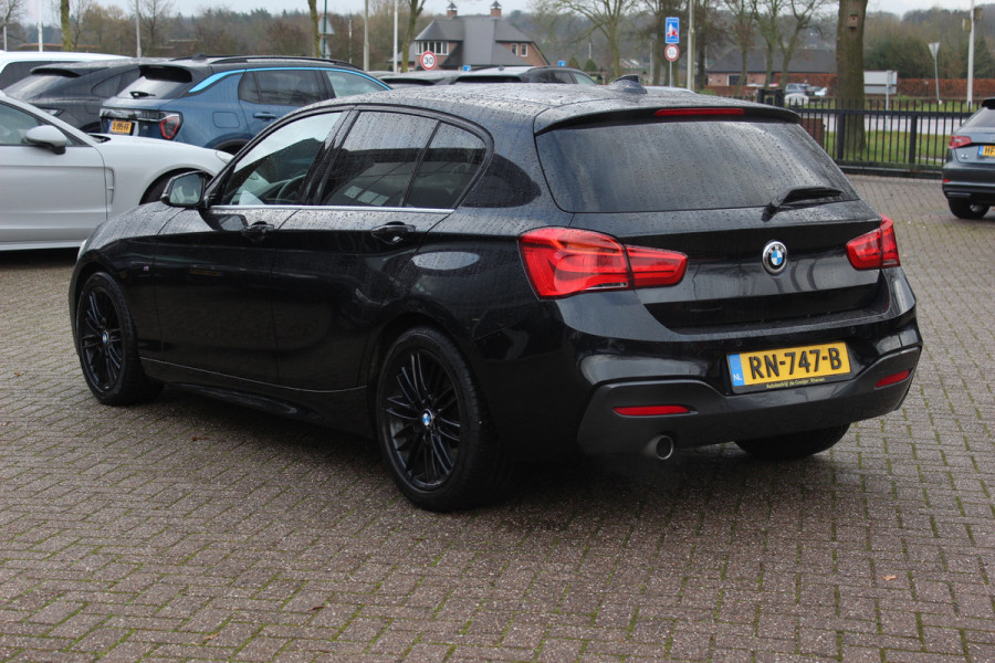 BMW 1-serie 118i Corporate Lease Exe. M Sport / Alcantara / Navigatie / Parkeerhulp achter / 17'' / Sportstoelen / Cruise Control