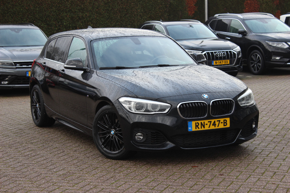 BMW 1-serie 118i Corporate Lease Exe. M Sport / Alcantara / Navigatie / Parkeerhulp achter / 17'' / Sportstoelen / Stoelverwarming / Cruise Control