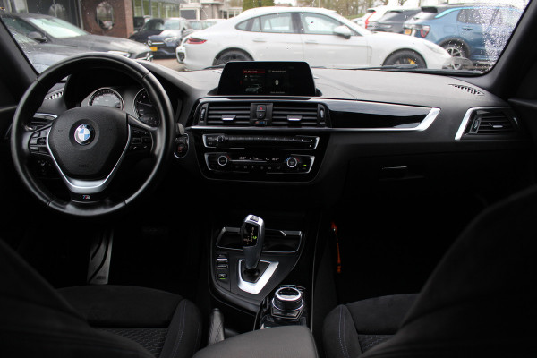 BMW 1-serie 118i Corporate Lease Exe. M Sport / Alcantara / Navigatie / Parkeerhulp achter / 17'' / Sportstoelen / Cruise Control