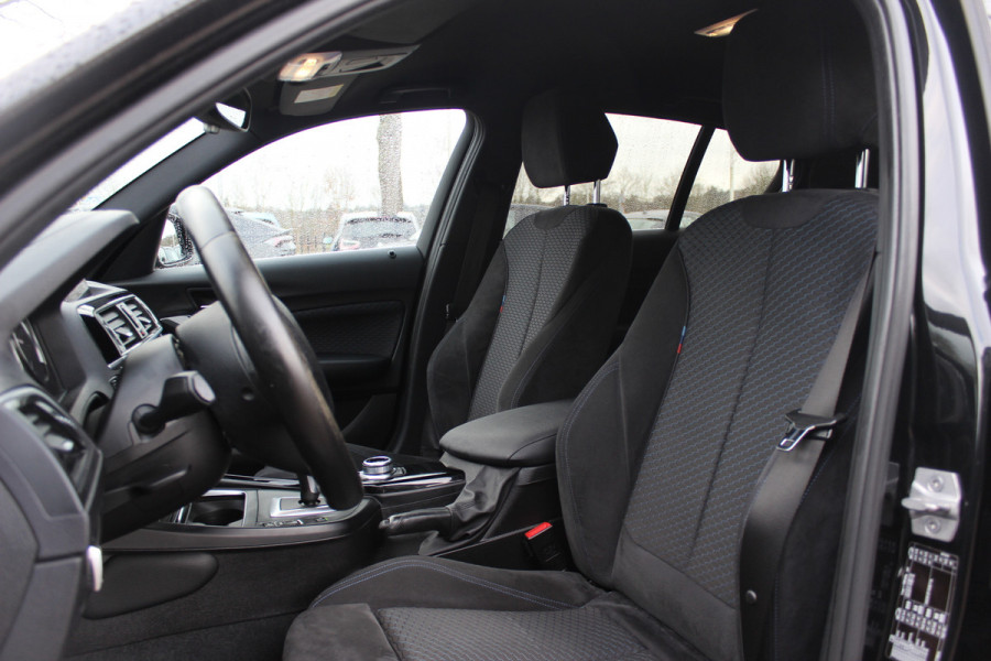 BMW 1-serie 118i Corporate Lease Exe. M Sport / Alcantara / Navigatie / Parkeerhulp achter / 17'' / Sportstoelen / Cruise Control