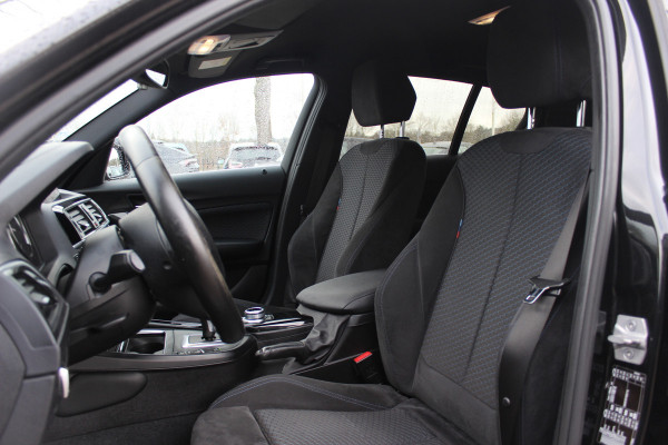 BMW 1-serie 118i Corporate Lease Exe. M Sport / Alcantara / Navigatie / Parkeerhulp achter / 17'' / Sportstoelen / Cruise Control