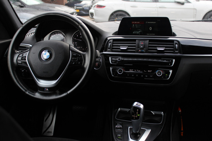 BMW 1-serie 118i Corporate Lease Exe. M Sport / Alcantara / Navigatie / Parkeerhulp achter / 17'' / Sportstoelen / Cruise Control