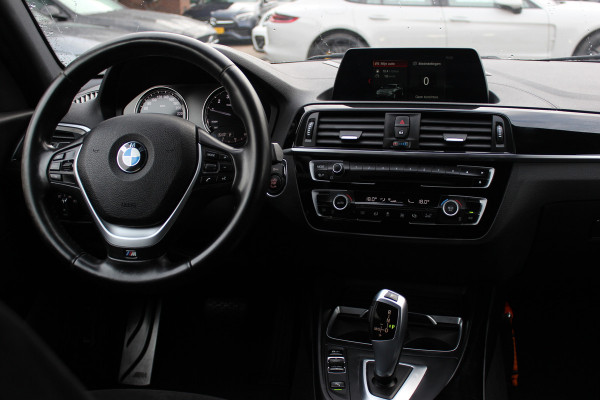 BMW 1-serie 118i Corporate Lease Exe. M Sport / Alcantara / Navigatie / Parkeerhulp achter / 17'' / Sportstoelen / Cruise Control