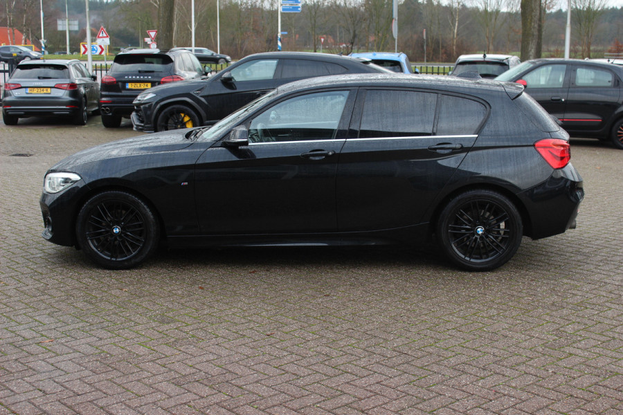 BMW 1-serie 118i Corporate Lease Exe. M Sport / Alcantara / Navigatie / Parkeerhulp achter / 17'' / Sportstoelen / Cruise Control