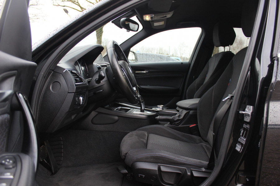 BMW 1-serie 118i Corporate Lease Exe. M Sport / Alcantara / Navigatie / Parkeerhulp achter / 17'' / Sportstoelen / Cruise Control