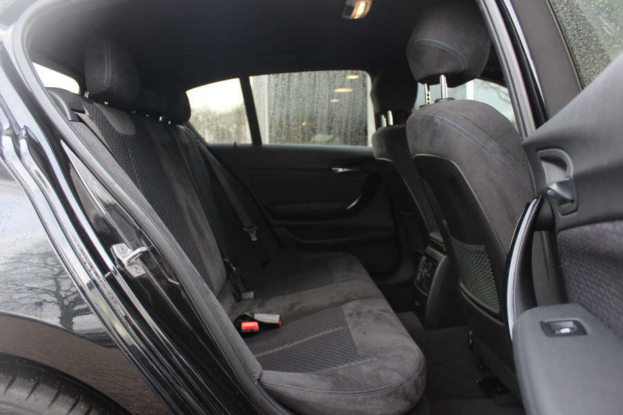 BMW 1-serie 118i Corporate Lease Exe. M Sport / Alcantara / Navigatie / Parkeerhulp achter / 17'' / Sportstoelen / Cruise Control