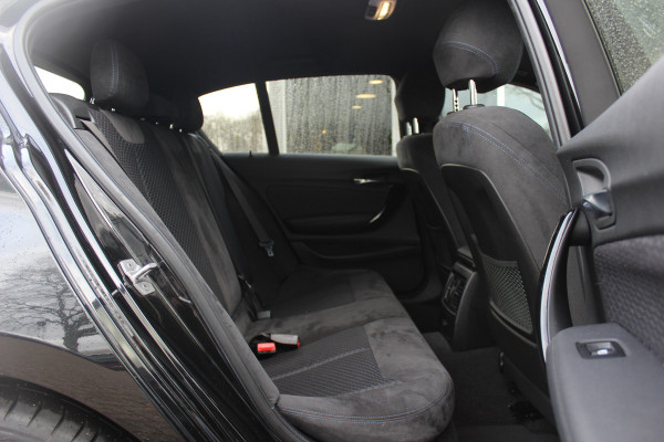 BMW 1-serie 118i Corporate Lease Exe. M Sport / Alcantara / Navigatie / Parkeerhulp achter / 17'' / Sportstoelen / Cruise Control