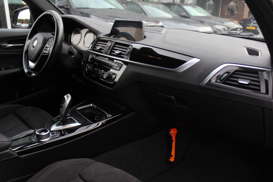 BMW 1-serie 118i Corporate Lease Exe. M Sport / Alcantara / Navigatie / Parkeerhulp achter / 17'' / Sportstoelen / Cruise Control