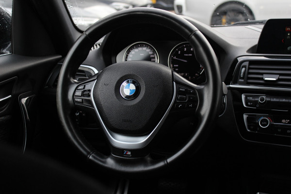 BMW 1-serie 118i Corporate Lease Exe. M Sport / Alcantara / Navigatie / Parkeerhulp achter / 17'' / Sportstoelen / Cruise Control