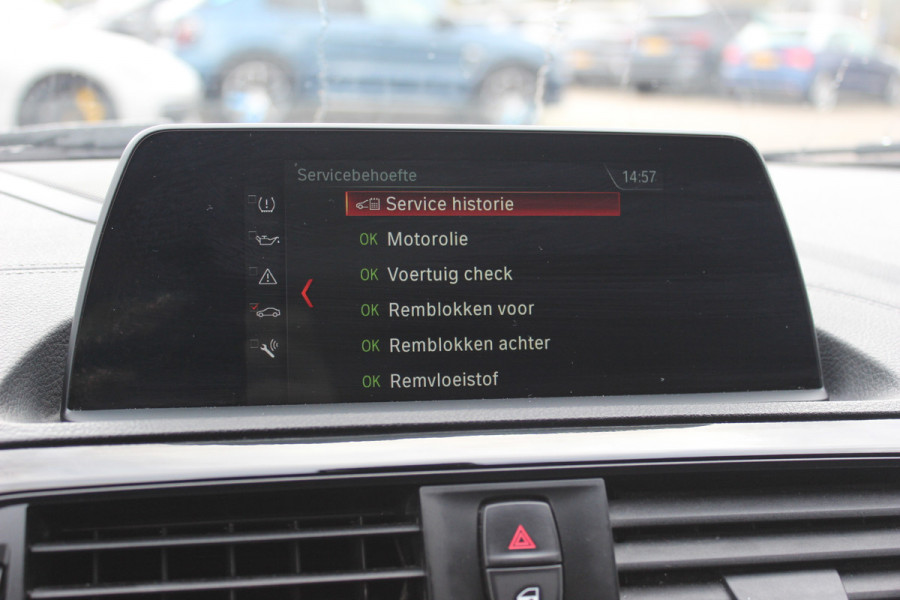 BMW 1-serie 118i Corporate Lease Exe. M Sport / Alcantara / Navigatie / Parkeerhulp achter / 17'' / Sportstoelen / Cruise Control