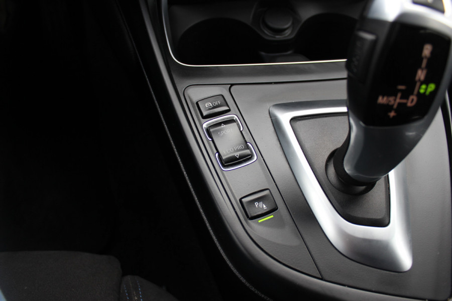 BMW 1-serie 118i Corporate Lease Exe. M Sport / Alcantara / Navigatie / Parkeerhulp achter / 17'' / Sportstoelen / Cruise Control