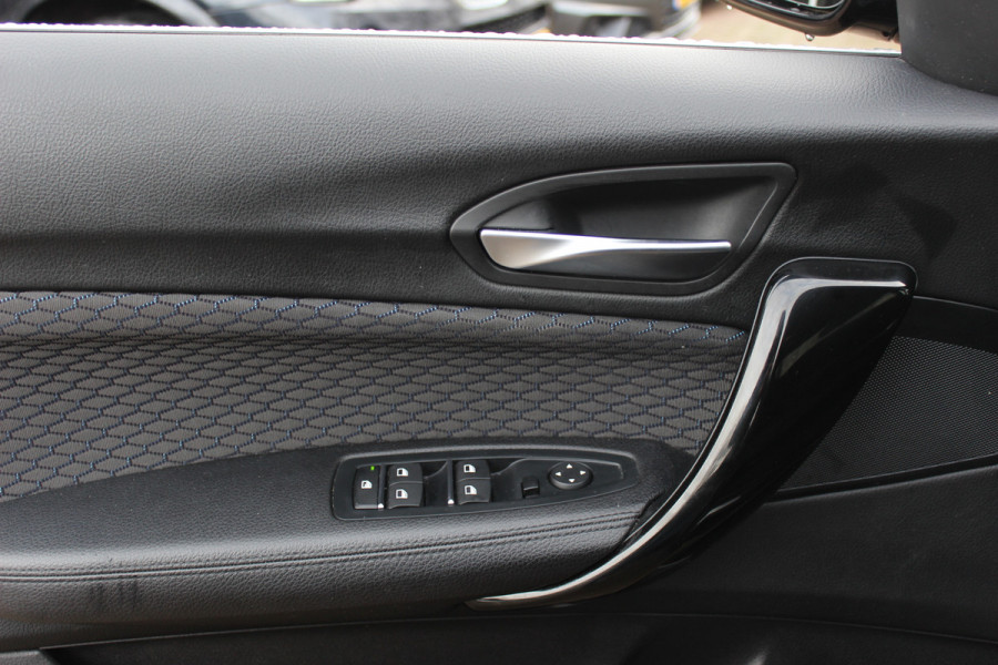 BMW 1-serie 118i Corporate Lease Exe. M Sport / Alcantara / Navigatie / Parkeerhulp achter / 17'' / Sportstoelen / Cruise Control