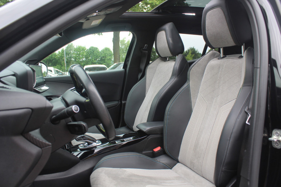 Peugeot e-2008 EV GT 50 kWh / Panoramadak / Camera / Virtual Cockpit / Half leder / 18'' / Navigatie / Keyless / Cruise Control / Dodehoek detectie