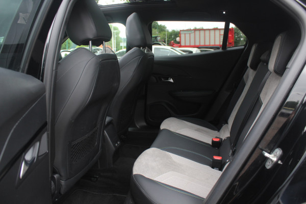 Peugeot e-2008 EV GT 50 kWh / Panoramadak / Camera / Virtual Cockpit / Half leder / 18'' / Navigatie / Keyless / Cruise Control / Dodehoek detectie
