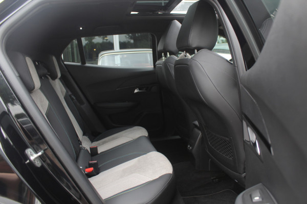 Peugeot e-2008 EV GT 50 kWh / Panoramadak / Camera / Virtual Cockpit / Half leder / 18'' / Navigatie / Keyless / Cruise Control / Dodehoek detectie