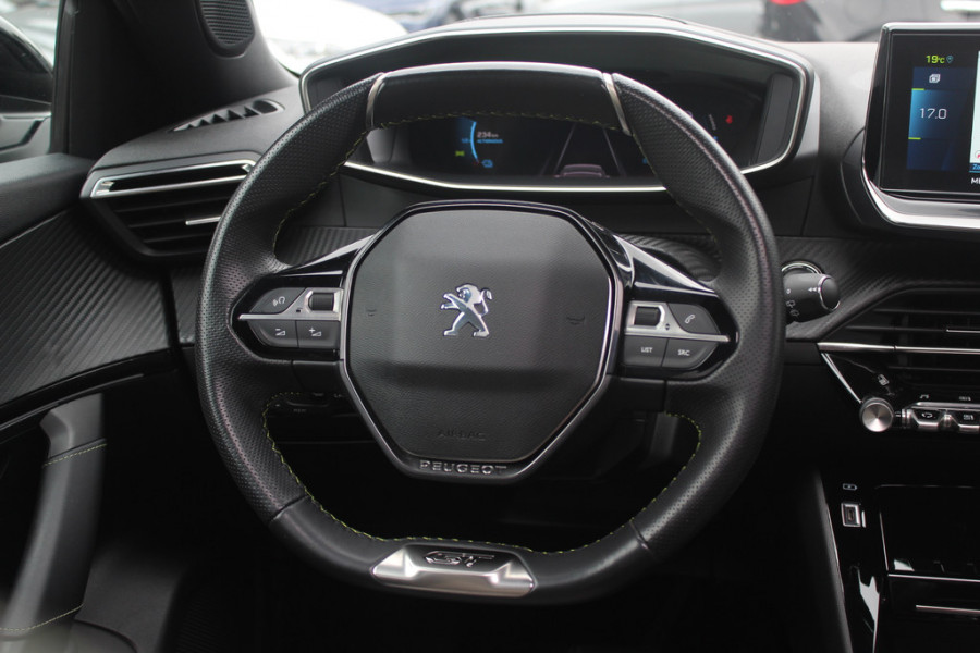 Peugeot e-2008 EV GT 50 kWh / Panoramadak / Camera / Virtual Cockpit / Half leder / 18'' / Navigatie / Keyless / Cruise Control / Dodehoek detectie
