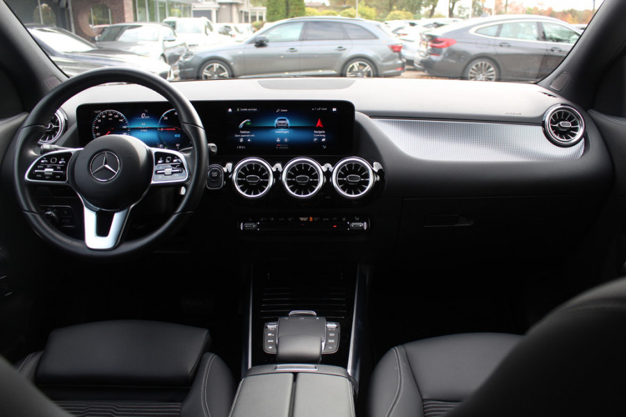 Mercedes-Benz EQA 250 Business Solution AMG 67 kWh / Full option! / Trekhaak / Panoramadak / 360Camera / Head-up / Burmester / Half leder / 18'' / CarPlay / Navigatie / Dodehoek / DAB / Stoelverwarming / ACC
