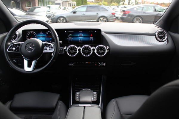 Mercedes-Benz EQA 250 Business Solution AMG 67 kWh / Full option! / Trekhaak / Panoramadak / 360Camera / Head-up / Burmester / Half leder / 18'' / CarPlay / Navigatie / Dodehoek / DAB / Stoelverwarming / ACC