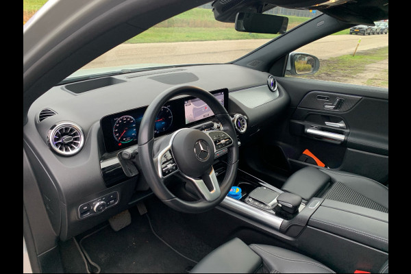 Mercedes-Benz EQA 250 Business Solution AMG 67 kWh / Full option! / Trekhaak / Panoramadak / 360Camera / Head-up / Burmester / Half leder / 18'' / CarPlay / Navigatie / Dodehoek / DAB / Stoelverwarming / ACC