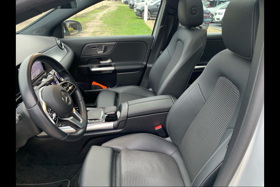 Mercedes-Benz EQA 250 Business Solution AMG 67 kWh / Full option! / Trekhaak / Panoramadak / 360Camera / Head-up / Burmester / Half leder / 18'' / CarPlay / Navigatie / Dodehoek / DAB / Stoelverwarming / ACC