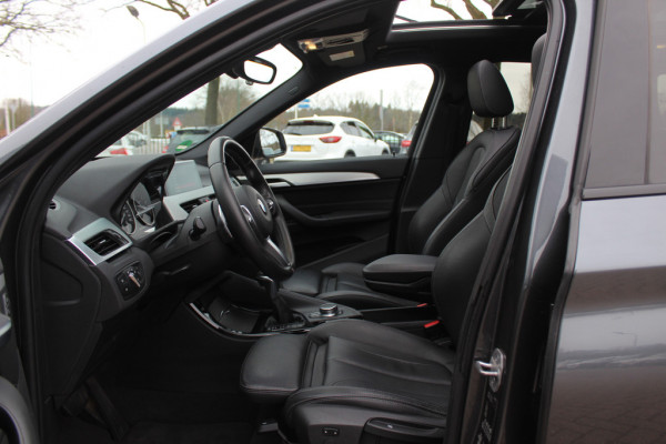 BMW X1 sDrive20i High Executive Edition M Sport / Trekhaak / Panoramadak / Camera / Leder / Head-up / 19'' / Navigatie / DAB / Cruise Control