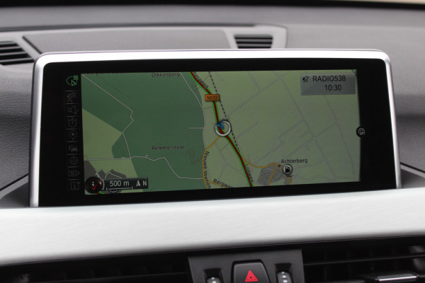 BMW X1 sDrive20i High Executive Edition M Sport / Trekhaak / Panoramadak / Camera / Leder / Head-up / 19'' / Navigatie / DAB / Cruise Control