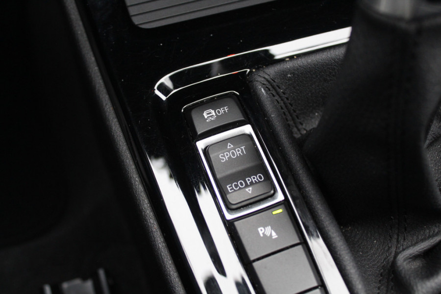 BMW X1 sDrive20i High Executive Edition M Sport / Trekhaak / Panoramadak / Camera / Leder / Head-up / 19'' / Navigatie / DAB / Cruise Control