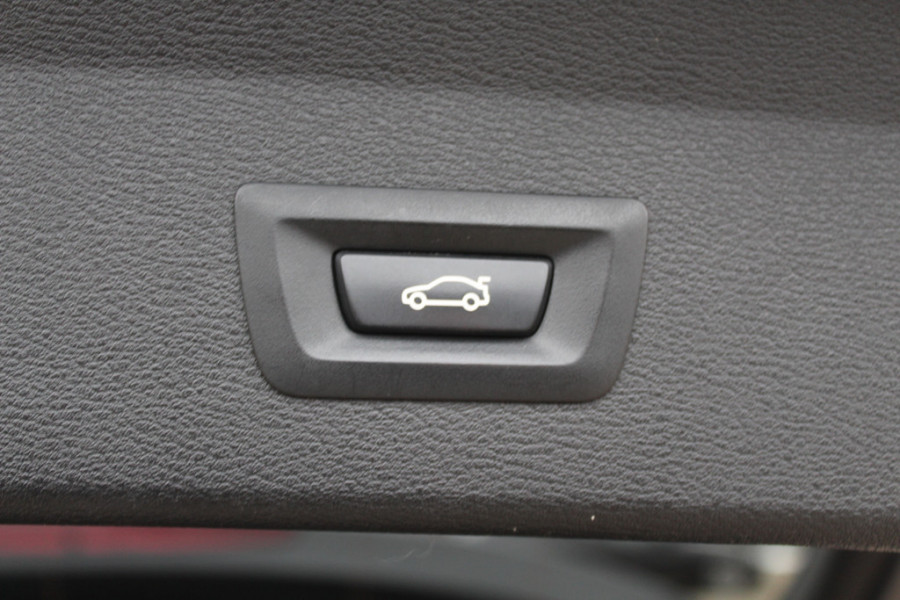 BMW X1 sDrive20i High Executive Edition M Sport / Trekhaak / Panoramadak / Camera / Leder / Head-up / 19'' / Navigatie / DAB / Cruise Control