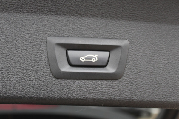 BMW X1 sDrive20i High Executive Edition M Sport / Trekhaak / Panoramadak / Camera / Leder / Head-up / 19'' / Navigatie / DAB / Cruise Control