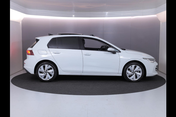 Volkswagen Golf 1.5 TSI Life Edition 116 pk | Verlengde garantie | Navigatie via App | Panoramadak | Parkeersensoren | Autom. airco (3 zones) | Stoelverwarming |