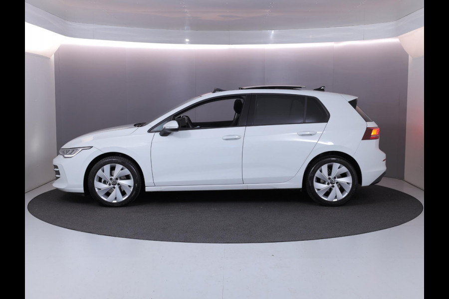 Volkswagen Golf 1.5 TSI Life Edition 116 pk | Verlengde garantie | Navigatie via App | Panoramadak | Parkeersensoren | Autom. airco (3 zones) | Stoelverwarming |