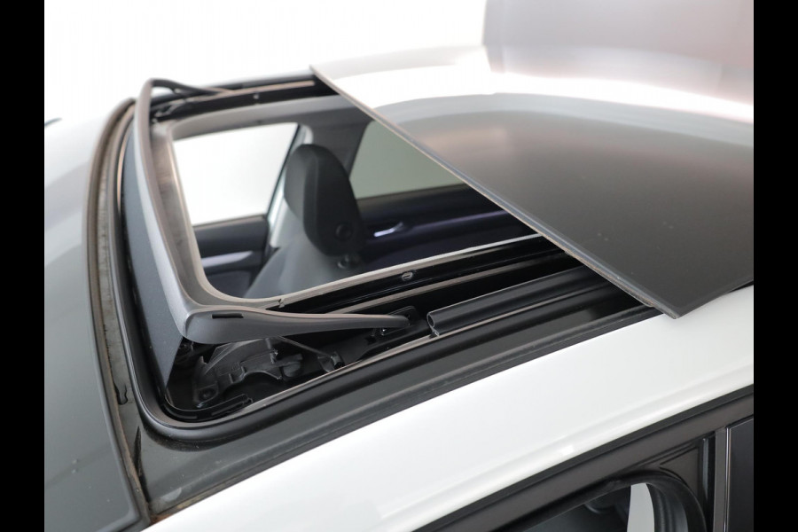 Volkswagen Golf 1.5 TSI Life Edition 116 pk | Verlengde garantie | Navigatie via App | Panoramadak | Parkeersensoren | Autom. airco (3 zones) | Stoelverwarming |