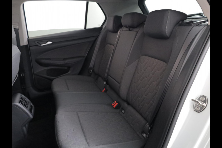 Volkswagen Golf 1.5 TSI Life Edition 116 pk | Verlengde garantie | Navigatie via App | Panoramadak | Parkeersensoren | Autom. airco (3 zones) | Stoelverwarming |