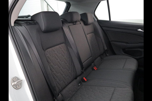 Volkswagen Golf 1.5 TSI Life Edition 116 pk | Verlengde garantie | Navigatie via App | Panoramadak | Parkeersensoren | Autom. airco (3 zones) | Stoelverwarming |