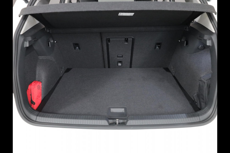 Volkswagen Golf 1.5 TSI Life Edition 116 pk | Verlengde garantie | Navigatie via App | Panoramadak | Parkeersensoren | Autom. airco (3 zones) | Stoelverwarming |