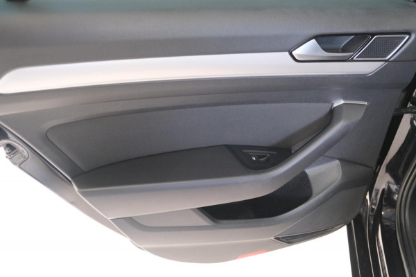 Volkswagen Passat 1.6 TDI Comfortline Business Automaat - Airco, Cruise, Schuifdak, Navi, PDC.