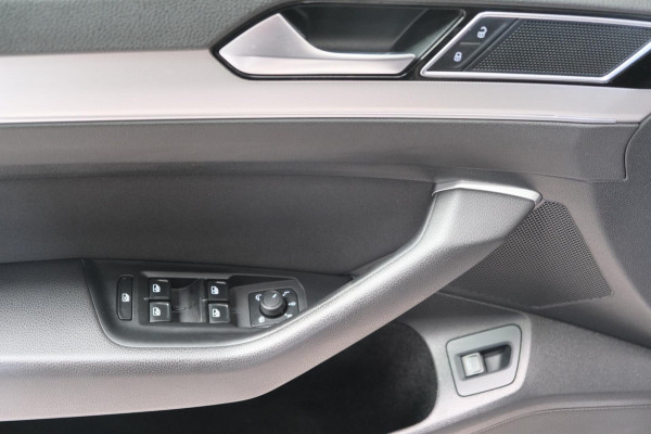 Volkswagen Passat 1.6 TDI Comfortline Business Automaat - Airco, Cruise, Schuifdak, Navi, PDC.