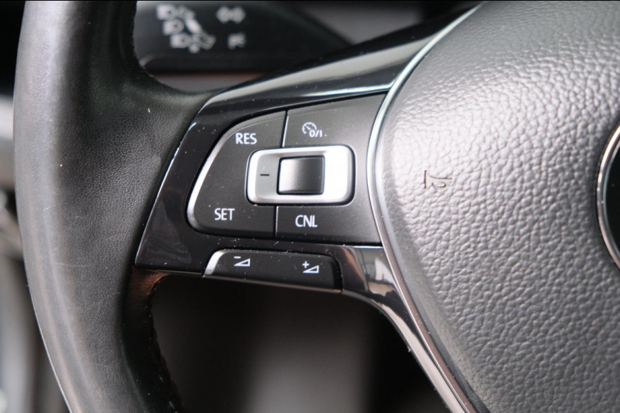 Volkswagen Transporter 2.0 TDI L2H1 Highline Automaat - N.A.P. Airco, Cruise, PDC, Navi, Camera, Trekhaak.