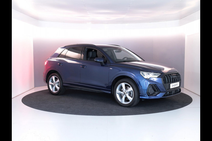 Audi Q3 45 TFSI e S edition 245 pk S-tronic | Navigatie | Parkeersensoren (Park assist) | Achteruitrijcamera | Adaptieve cruise control | Lederen bekleding | Elektr. voorstoelen | S-Line |