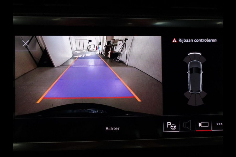 Audi Q3 45 TFSI e S edition 245 pk S-tronic | Navigatie | Parkeersensoren (Park assist) | Achteruitrijcamera | Adaptieve cruise control | Lederen bekleding | Elektr. voorstoelen | S-Line |