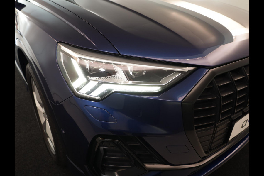 Audi Q3 45 TFSI e S edition 245 pk S-tronic | Navigatie | Parkeersensoren (Park assist) | Achteruitrijcamera | Adaptieve cruise control | Lederen bekleding | Elektr. voorstoelen | S-Line |