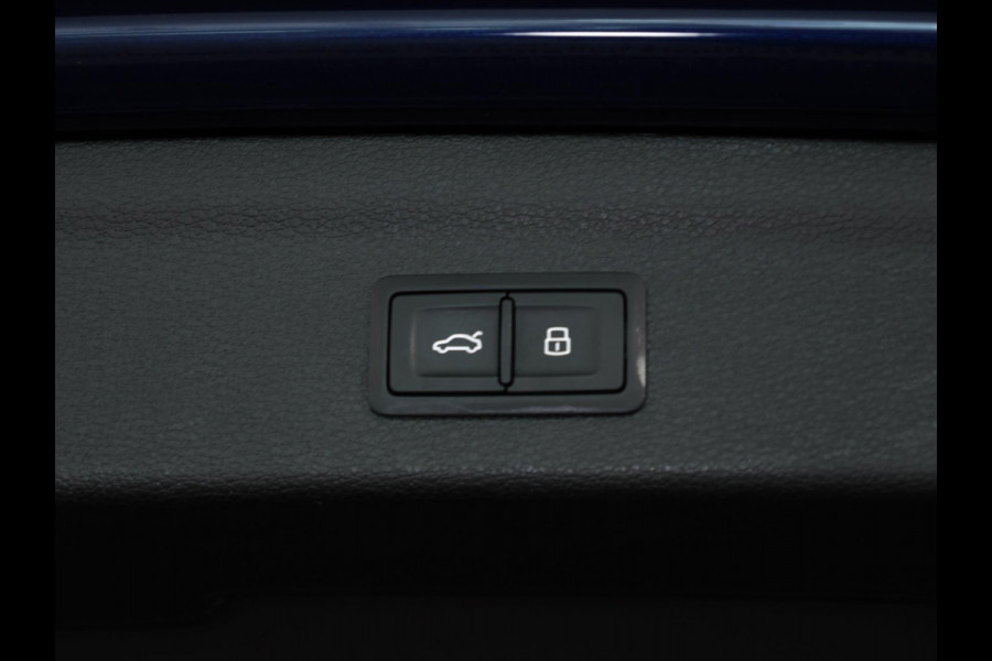 Audi Q3 45 TFSI e S edition 245 pk S-tronic | Navigatie | Parkeersensoren (Park assist) | Achteruitrijcamera | Adaptieve cruise control | Lederen bekleding | Elektr. voorstoelen | S-Line |