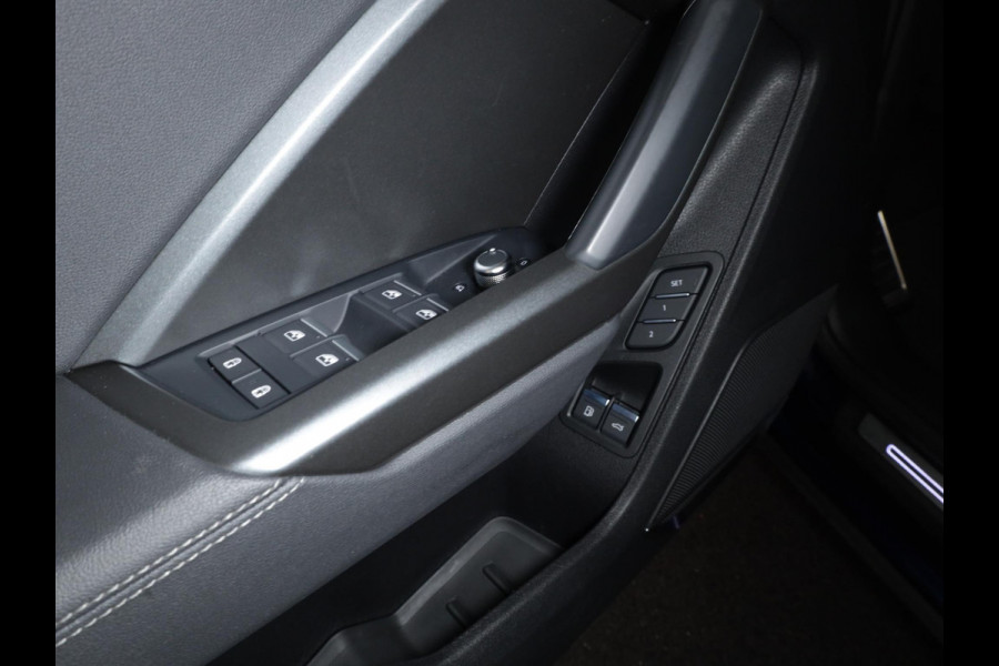 Audi Q3 45 TFSI e S edition 245 pk S-tronic | Navigatie | Parkeersensoren (Park assist) | Achteruitrijcamera | Adaptieve cruise control | Lederen bekleding | Elektr. voorstoelen | S-Line |
