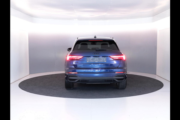 Audi Q3 45 TFSI e S edition 245 pk S-tronic | Navigatie | Parkeersensoren (Park assist) | Achteruitrijcamera | Adaptieve cruise control | Lederen bekleding | Elektr. voorstoelen | S-Line |