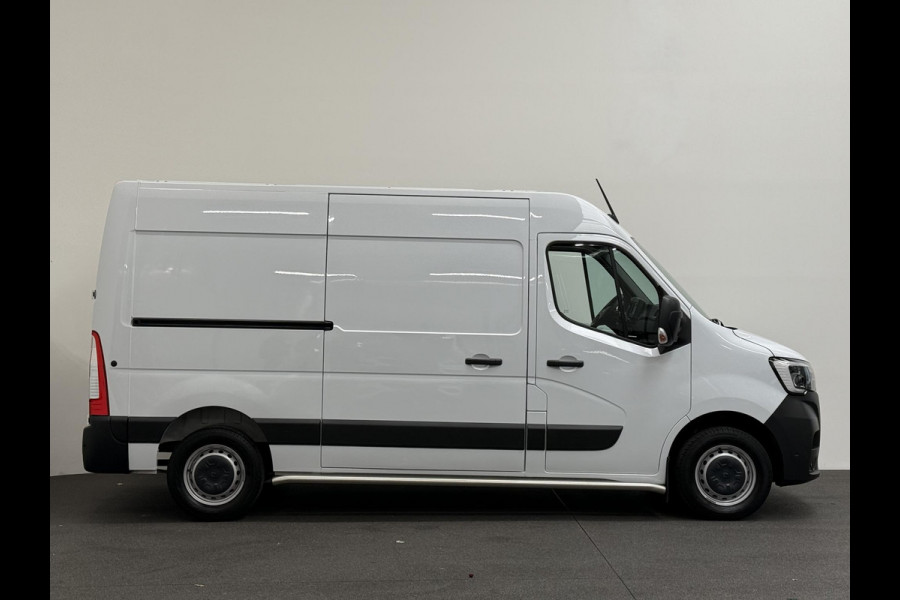 Renault Master T33 2.3 dCi 135PK L2H2 BPM VRIJ! Airco Cruise control Parkeersensoren Navigatie Trekhaak