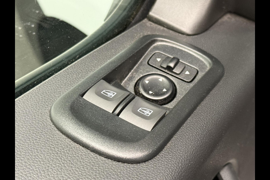Renault Master T33 2.3 dCi 135PK L2H2 BPM VRIJ! Airco Cruise control Parkeersensoren Navigatie Trekhaak