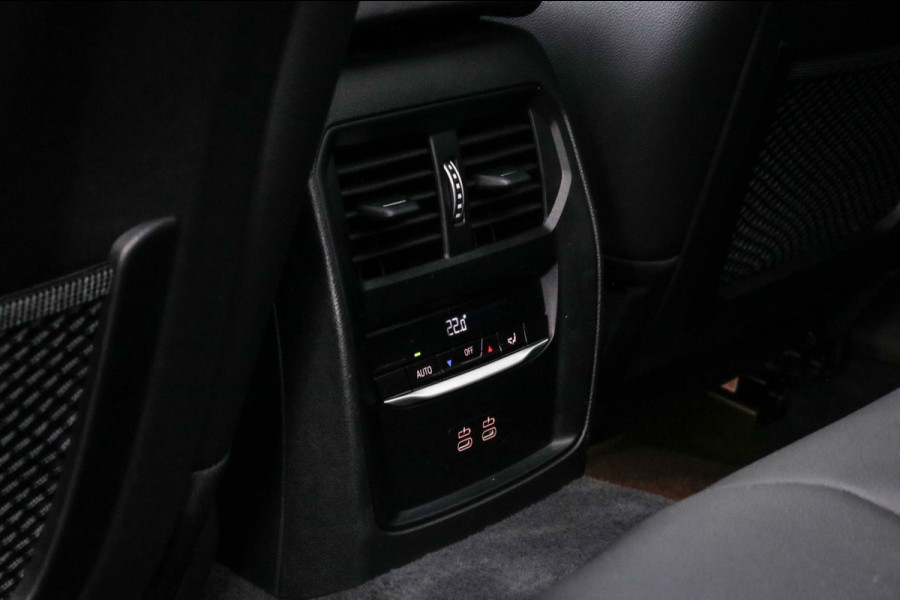 BMW 3 Serie Touring 330e | M-Sport Pro | 2 jaar garantie | Pano | ACC | LCI | Black Edition | Sfeerverlichting | Driving Assistant